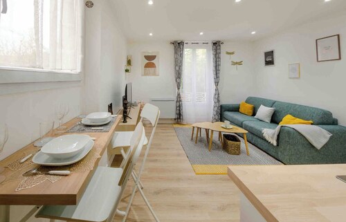 Wonderful renovated apartment near Courbevoie.