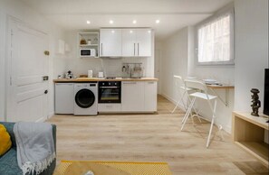 Réfrigérateur, micro-ondes, four, cafetière/bouilloire