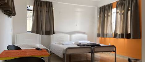 Habitació, 1 dormitori, bany privat | 1 dormitori, escriptori i espai de treball apte per a portàtils