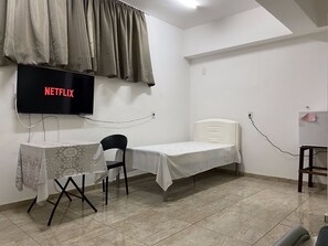 Habitación tradicional, baño privado | Escritorio, espacio para trabajar con laptop y wifi gratis