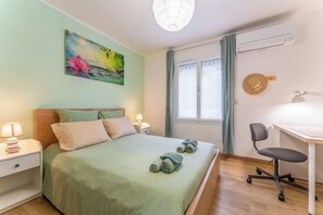 4 chambres, bureau, fer et planche à repasser, lit parapluie