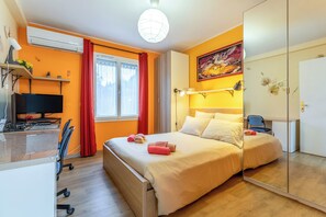 4 bedrooms, desk, iron/ironing board, travel crib