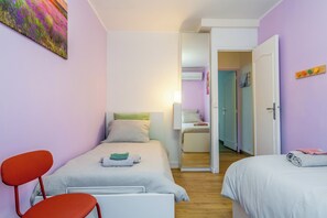 4 Schlafzimmer, Schreibtisch, Bügeleisen/Bügelbrett, Reisekinderbett