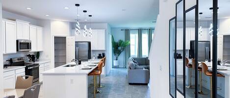 Frigorífico, microondas, horno y placa de cocina