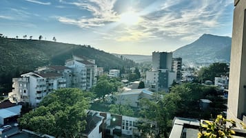 Zona residencial con edificios de varios pisos, una plaza central y una montaña al fondo.