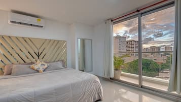 3 habitaciones, escritorio y tabla de planchar con plancha
