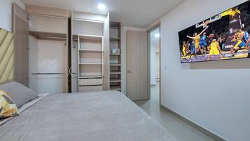 3 bedrooms, desk, iron/ironing board, travel crib