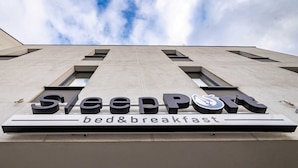 A building with a sign that reads "SleepPort bed & breakfast." - Sleep Port (Gdańsk)