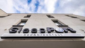 Un edificio con el letrero 'SleepPort bed&breakfast', que indica que es un establecimiento tipo bed and breakfast.