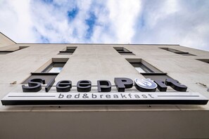 A building with a sign that reads "SleepPort bed & breakfast." - Sleep Port (Gdańsk)