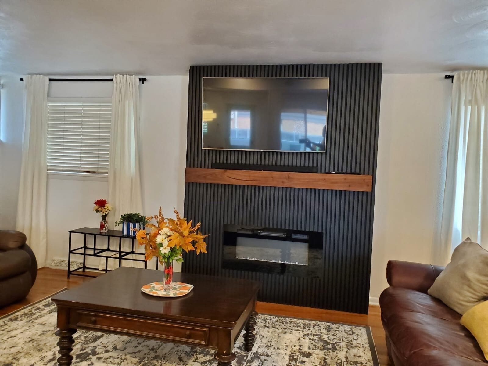 TV connectée, cheminée, livres, imprimantes