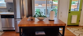 7 bedrooms, 8 beds and 4 bathroom family house in Denver.