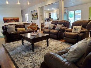 TV connectée, cheminée, livres, imprimantes