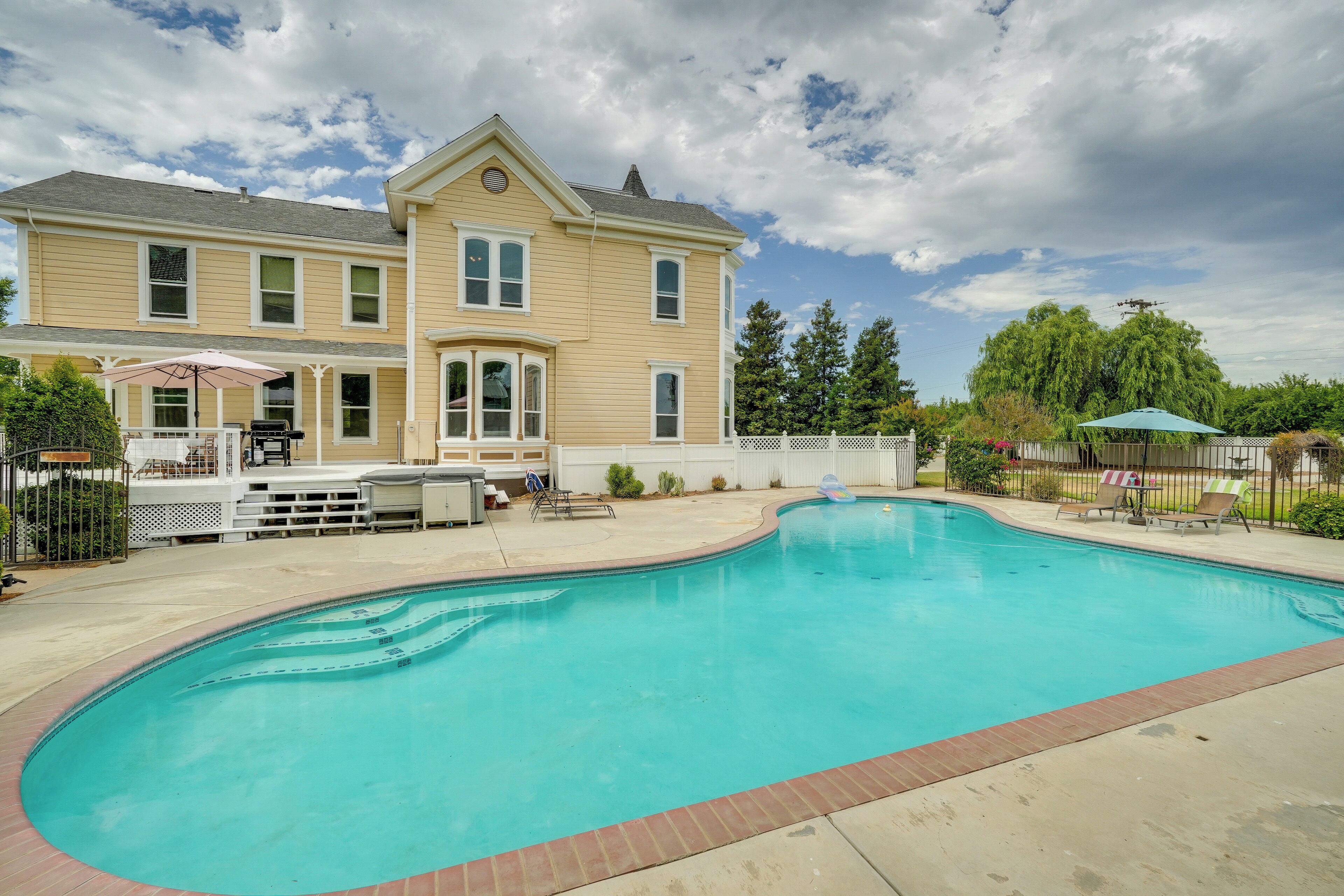 Modesto Mansion on 2 Acres - Great for Families!