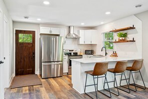 Fridge, microwave, stovetop, dishwasher