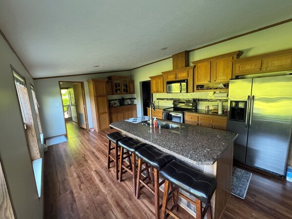 ثلاجة، ميكروويف، فرن، موقد طهي مسطح