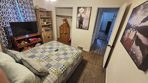 3 bedrooms, desk, free WiFi, bed sheets - Urban Farmer House (Des Moines)