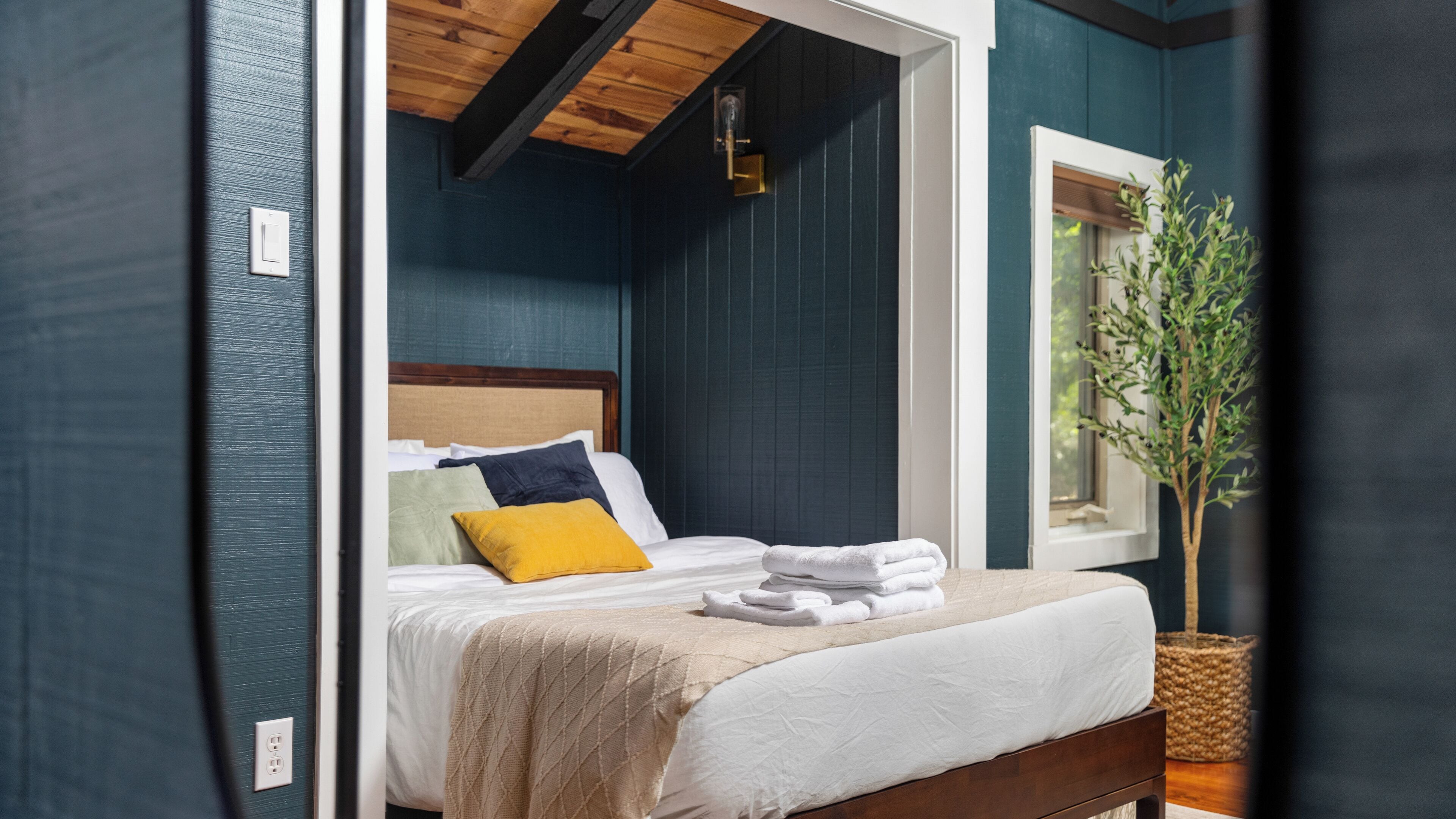 3 bedrooms, desk, iron/ironing board, travel crib