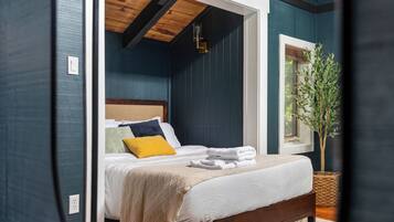 3 bedrooms, desk, iron/ironing board, travel crib