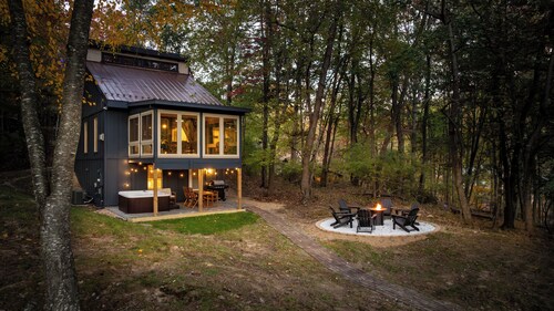 Peaceful Getaway-Hot Tub, Fire Pit, PS5, Amazing Views!