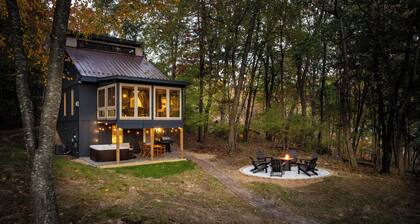 Peaceful Getaway-Hot Tub, Fire Pit, PS5, Amazing Views!