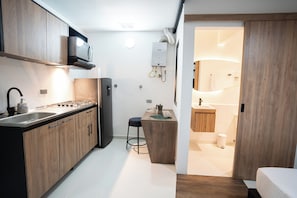 Design appartement | Privékeuken | Een koelkast met diepvriezer, een microgolfoven
