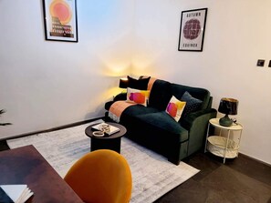 50-inch Smart TV with cable channels, Netflix, Hulu - Stepney Green Gated Area with Parking & Garden (London)