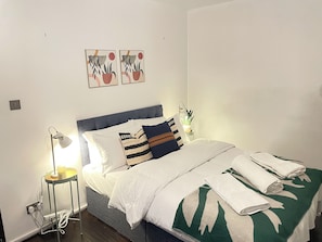 Family Townhome, 2 Bedrooms - Stepney Green Gated Area with Parking & Garden (London)