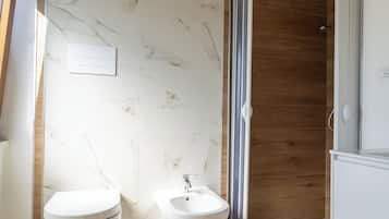 Appartamento | Bagno | Doccia, asciugacapelli, bidet, asciugamani