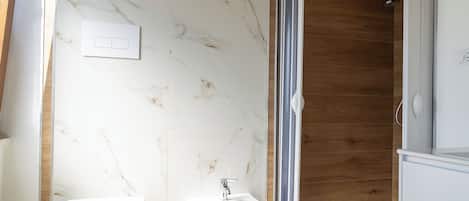 Apartment | Bathroom | Shower, hair dryer, towels, soap