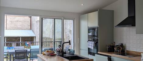 Réfrigérateur, micro-ondes, four, plaque de cuisson