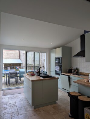 Fridge, microwave, oven, stovetop - Maison Familiale, Saint-malo, 5 Chambres 10 Couchages, Tout à Pied (Saint-Malo)