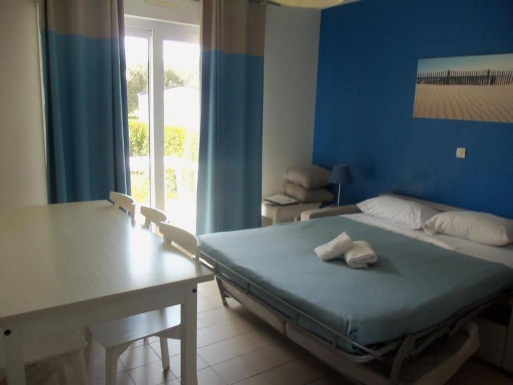 Una habitación con una cama, una mesa y una silla.