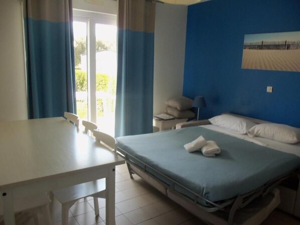 A room with a bed, a table, and a chair. - Vvf Villages Piriac Sur Mer (Piriac-sur-Mer)