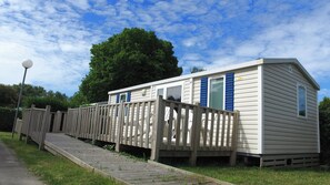 A small, single-story building with a wooden deck leading to a covered entrance. - Vvf Villages Piriac Sur Mer (Piriac-sur-Mer)