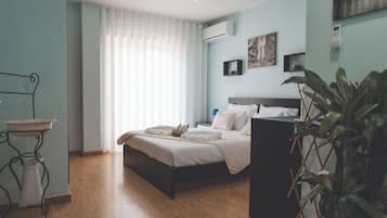 3 sovrum, skrivbord, strykjärn/strykbräda och resesäng