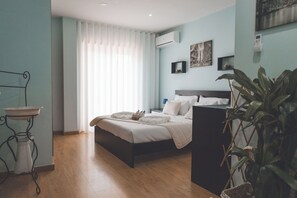 3 habitaciones, escritorio y tabla de planchar con plancha 