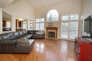 Living area - Cozy 4-bedroom house in welcoming Mason with WiFi, AC (Mason)