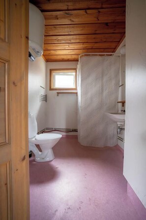 Shower, toilet paper - Björnbyn Stugby (Rada)