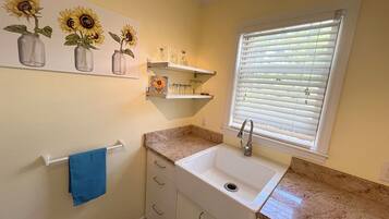 Serviettes fournies, savon, papier toilette