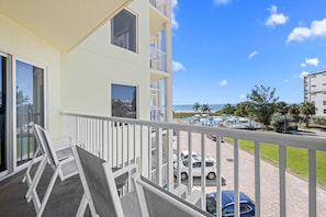 Property grounds - Family-Friendly Condo: Gulf Views & Balcony (Treasure Island)