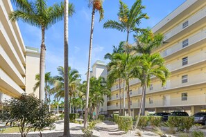 Exterior - 2BR Beach Condo: Balcony, 2 Pools, Café & Bar (Treasure Island)