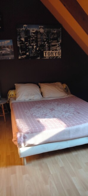 4 soverom, skrivebord, strykejern/-brett og reiseseng for barn