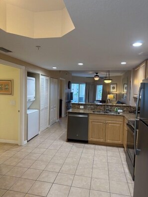 Kylskåp, mikrovågsugn, ugn och spishäll