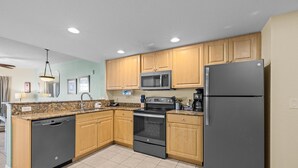 Coffee/tea maker, fridge, microwave, oven - Beachfront Escape: 2BR Condo, Tiki Bar (Treasure Island)