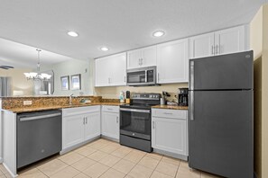 Refrigerador, microondas, horno, placa de cocina