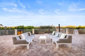 Terrace/patio - Tiki Bar & Cafe: 2BR Condo by Gulf (Treasure Island)