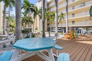 Outdoor dining - 2BR Condo: Balcony, Gulf Views & Cafe (Treasure Island)