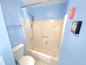 Asciugacapelli, asciugamani, sapone, shampoo