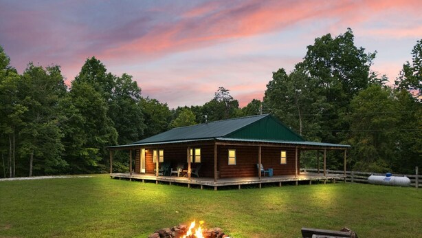 A rustic cabin with a porch, a fire pit, and a covered outdoor seating area. - Serene Retreat, Private Setting, Near Muir Valley Climbing & Redpoint BBQ (Rogers)